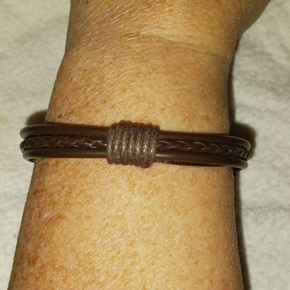 Handmade Leather Unisex Bracelet - Picture 2 of 4